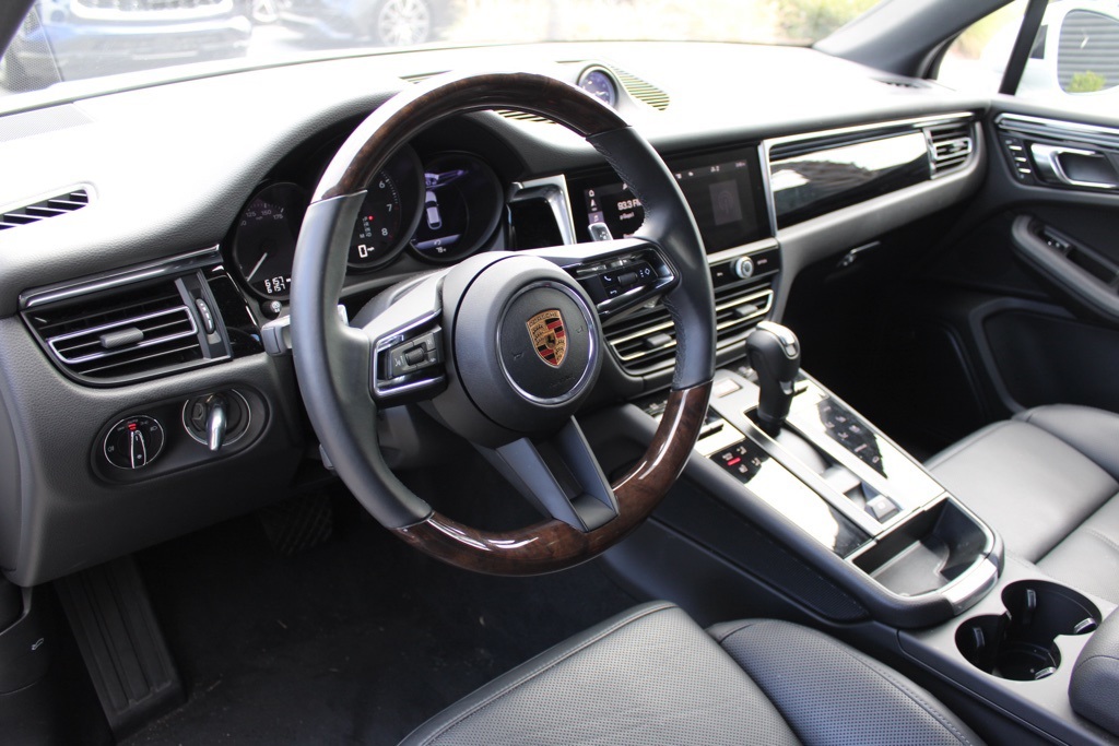 2025 Porsche Macan Base photo 4