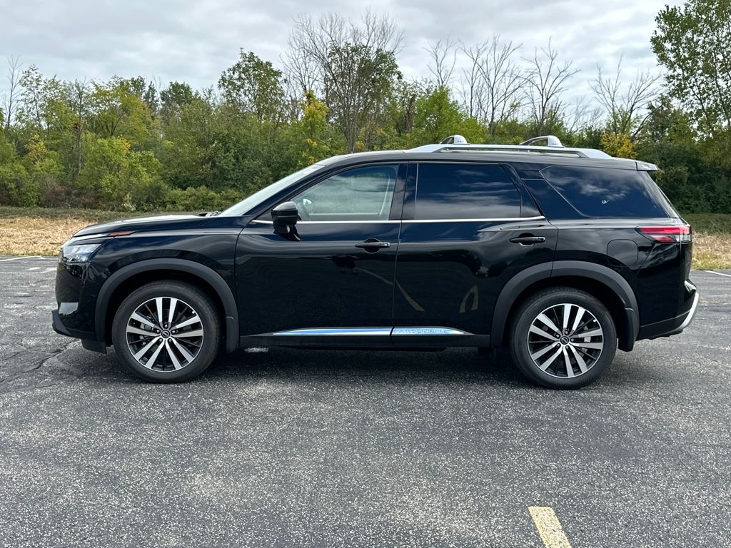 2025 Nissan Pathfinder Platinum photo 2