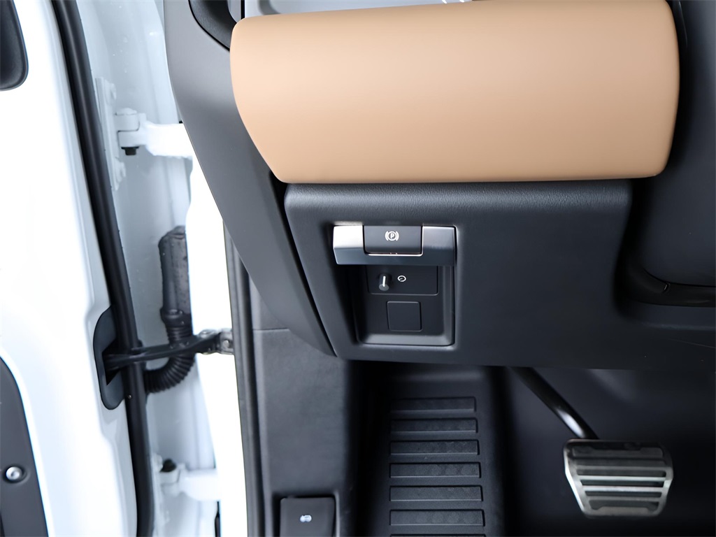 2025 Land Rover Defender 130 V8 photo 31