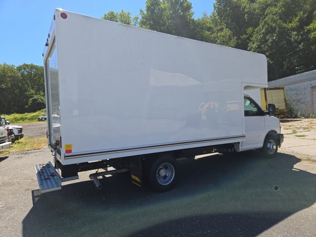 2025 Chevrolet Express Cutaway 3500 photo 4