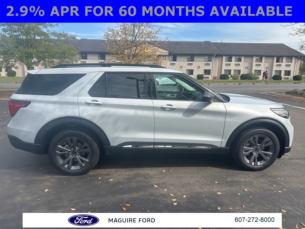 2025 Ford Explorer photo 3