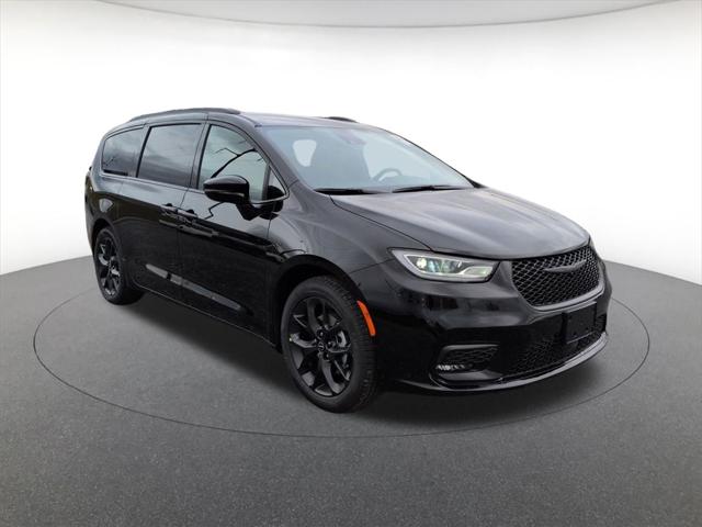 2026 Chrysler Pacifica Select's photo