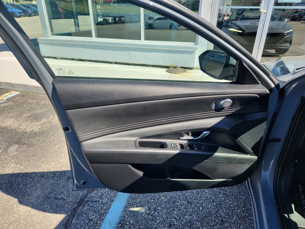 2023 Hyundai Elantra SEL photo 9