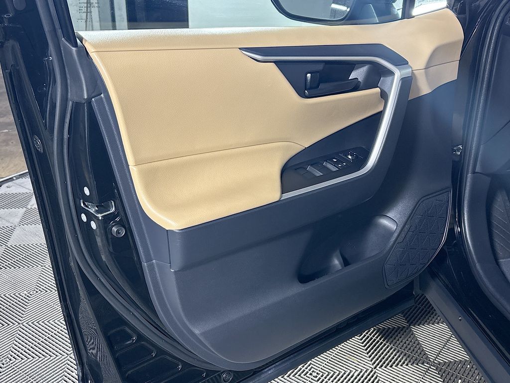 2021 Toyota RAV4 Hybrid LE photo 10