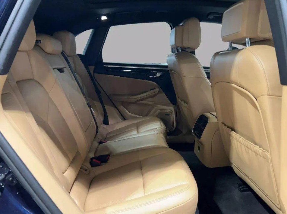 2016 PORSCHE MACAN - Image 8