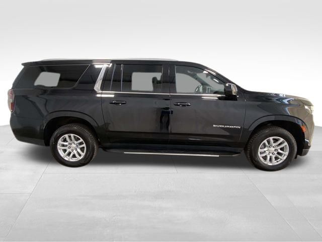 2023 Chevrolet Suburban LT photo 2