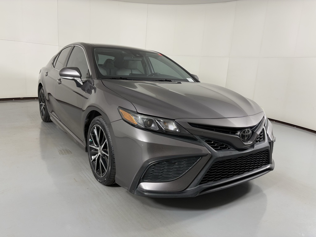2022 Toyota Camry SE photo 2