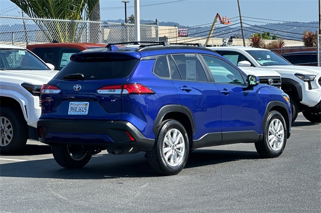 2022 Toyota Corolla Cross LE photo 4