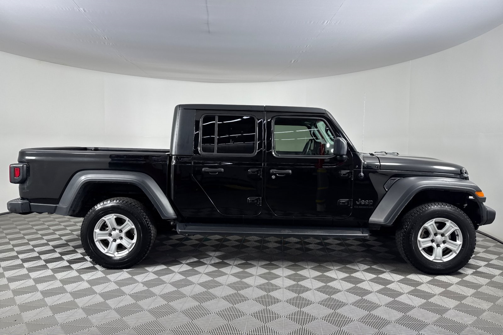 2020 Jeep Gladiator Sport photo 3