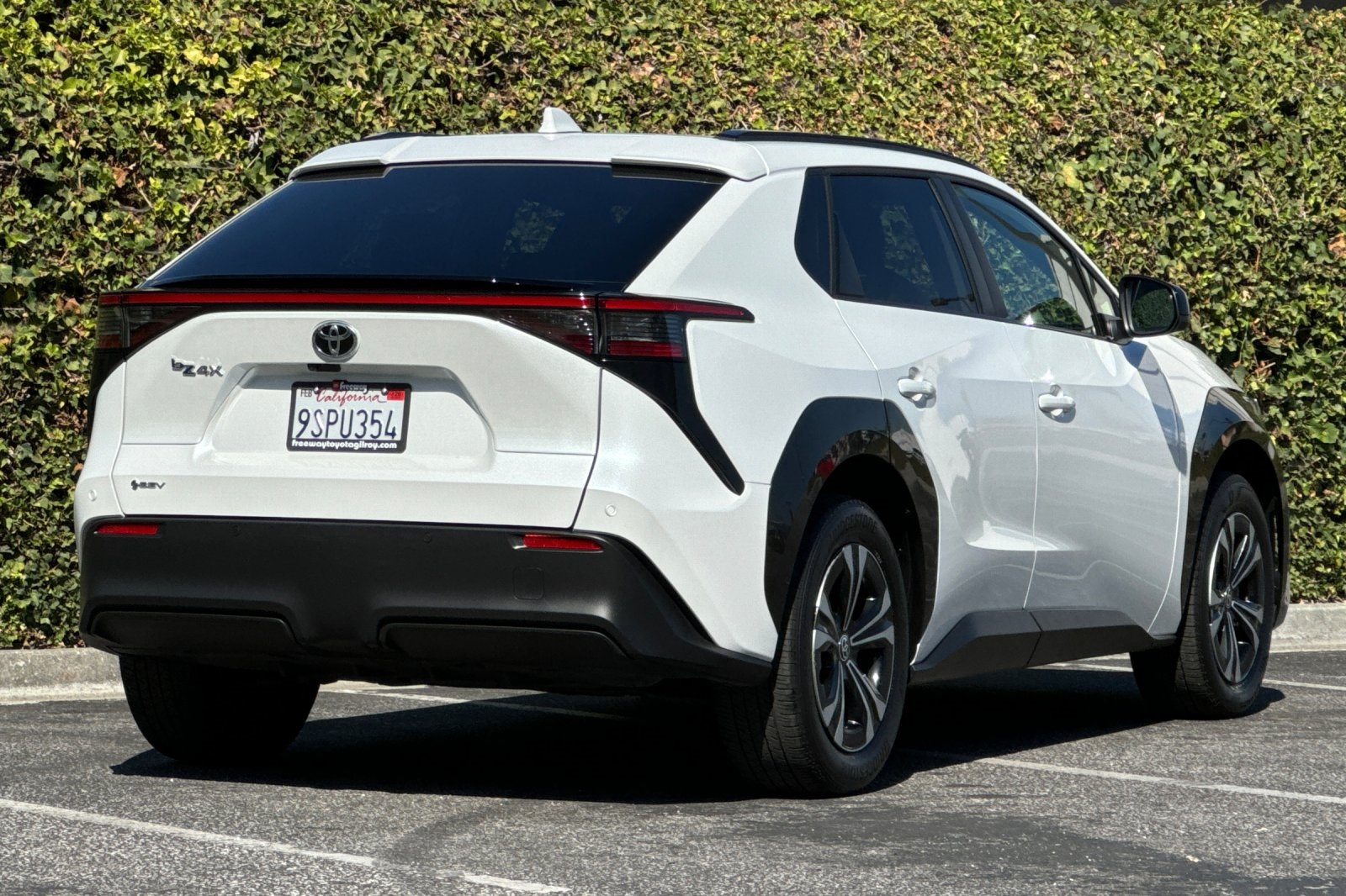 2025 Toyota bZ4X XLE photo 4