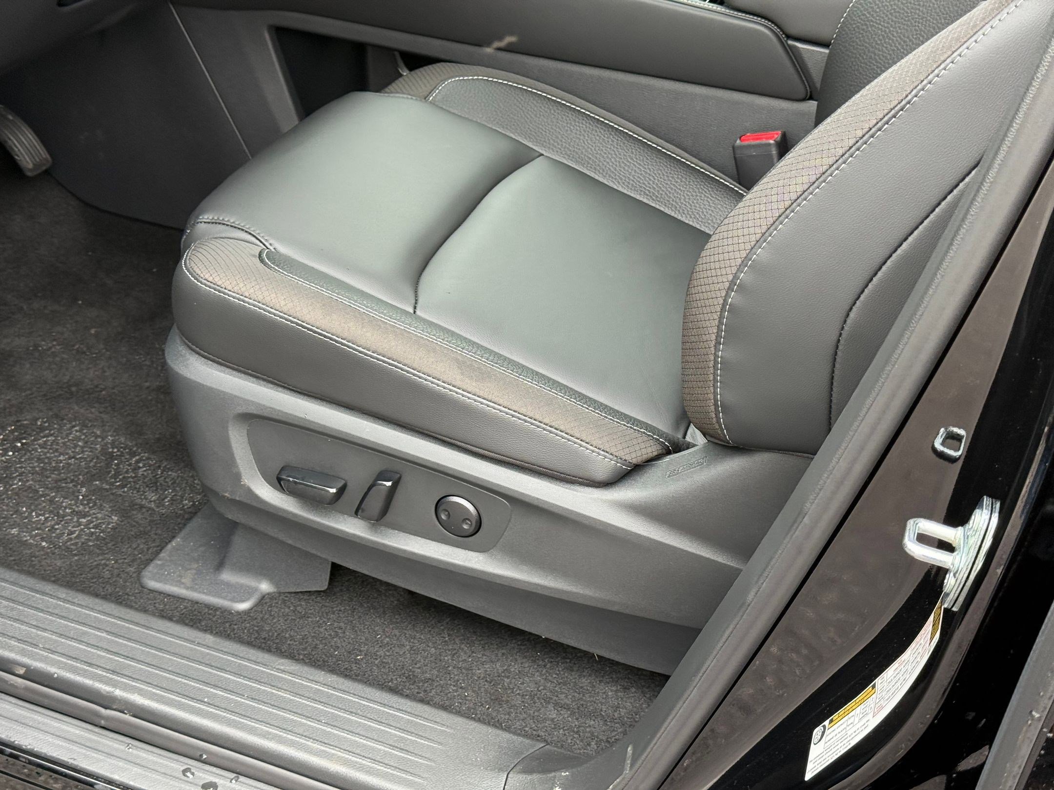 2025 Nissan Pathfinder SL photo 3