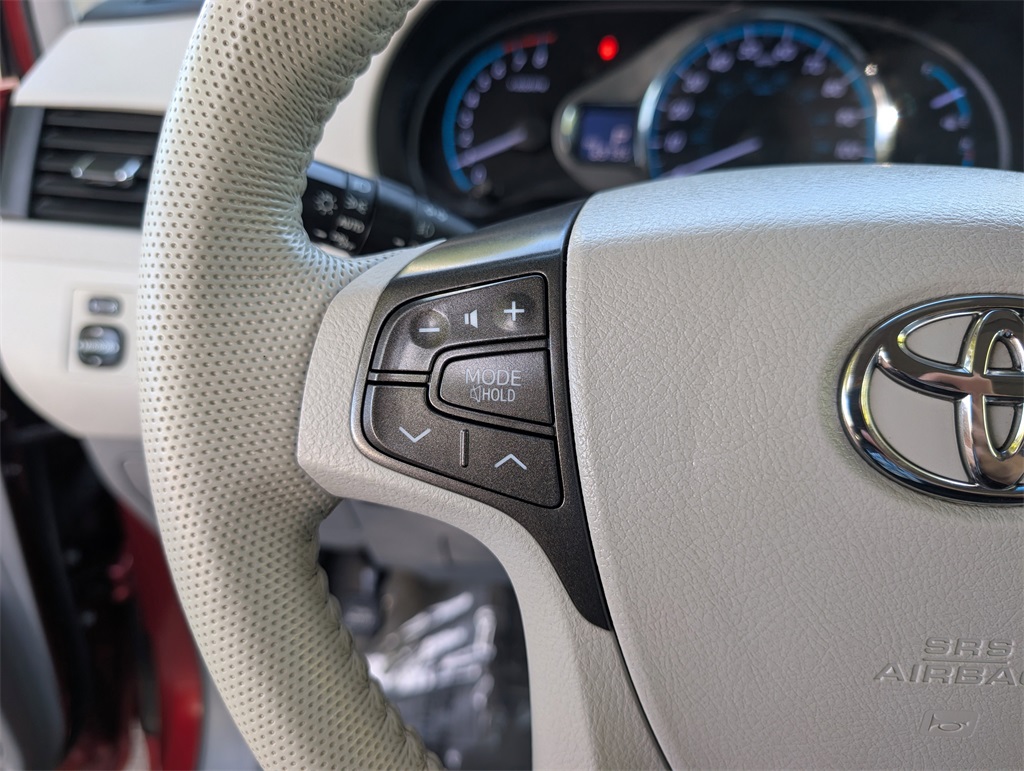 2014 Toyota Sienna XLE photo 23