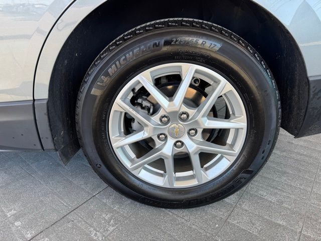 2024 Chevrolet Equinox LT photo 3