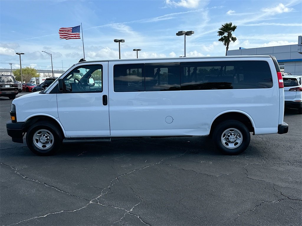 2022 Chevrolet Express Passenger 3500 photo 4