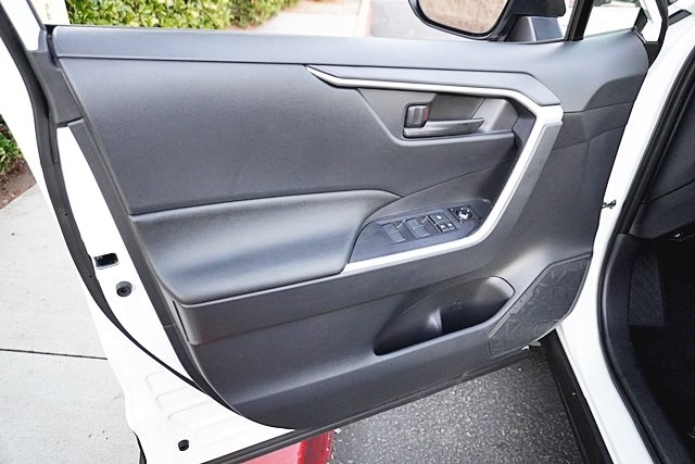 Used 2025 White Toyota LE image 21