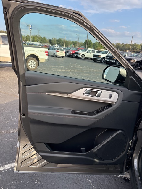 2025 Ford Explorer photo 12