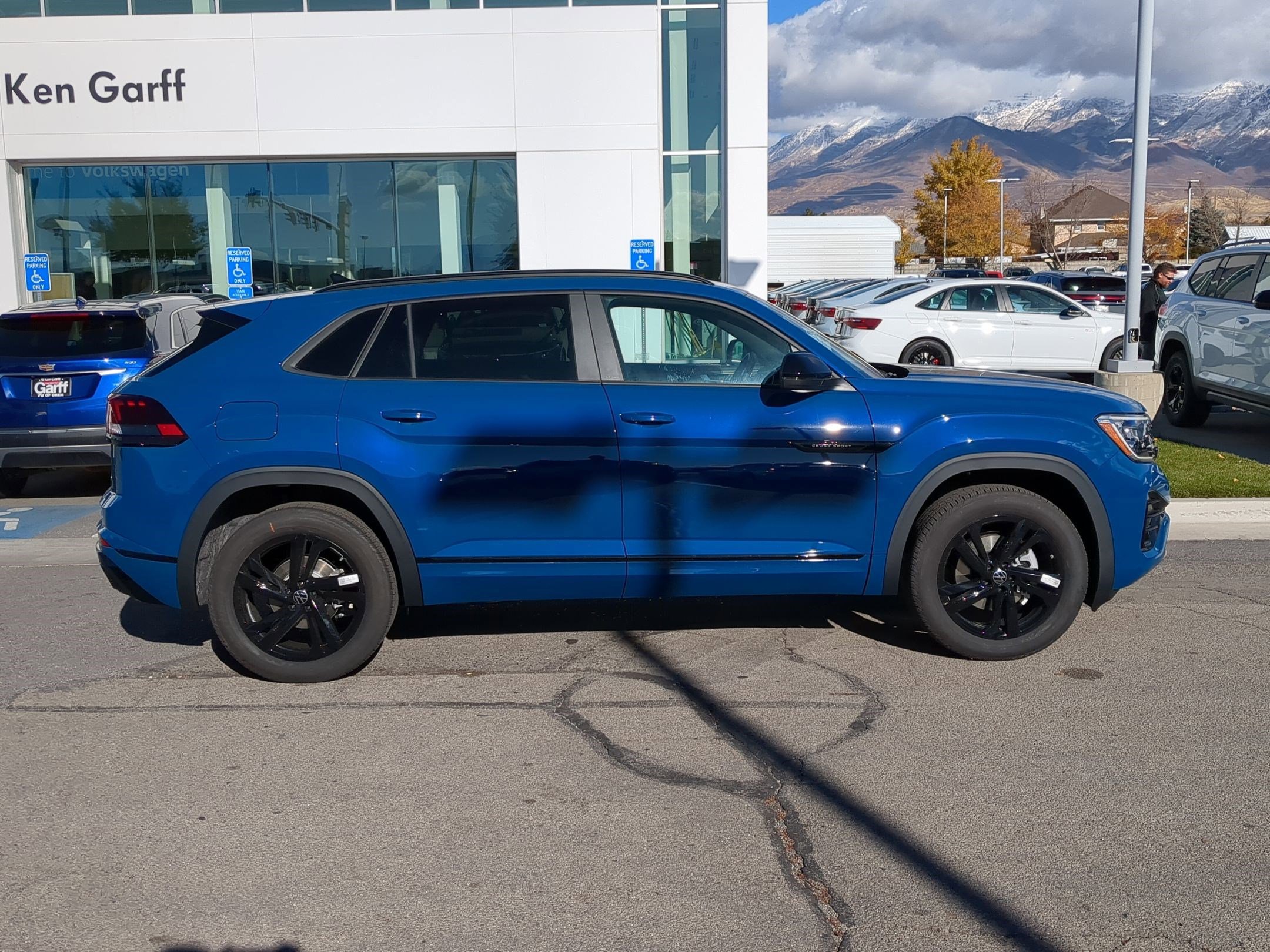 2025 Volkswagen Atlas Cross Sport SEL R-Line photo 2