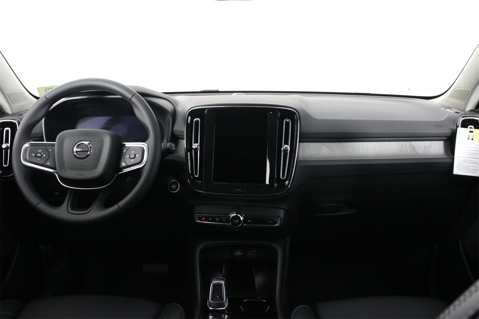 2026 Volvo XC40 Plus photo 4