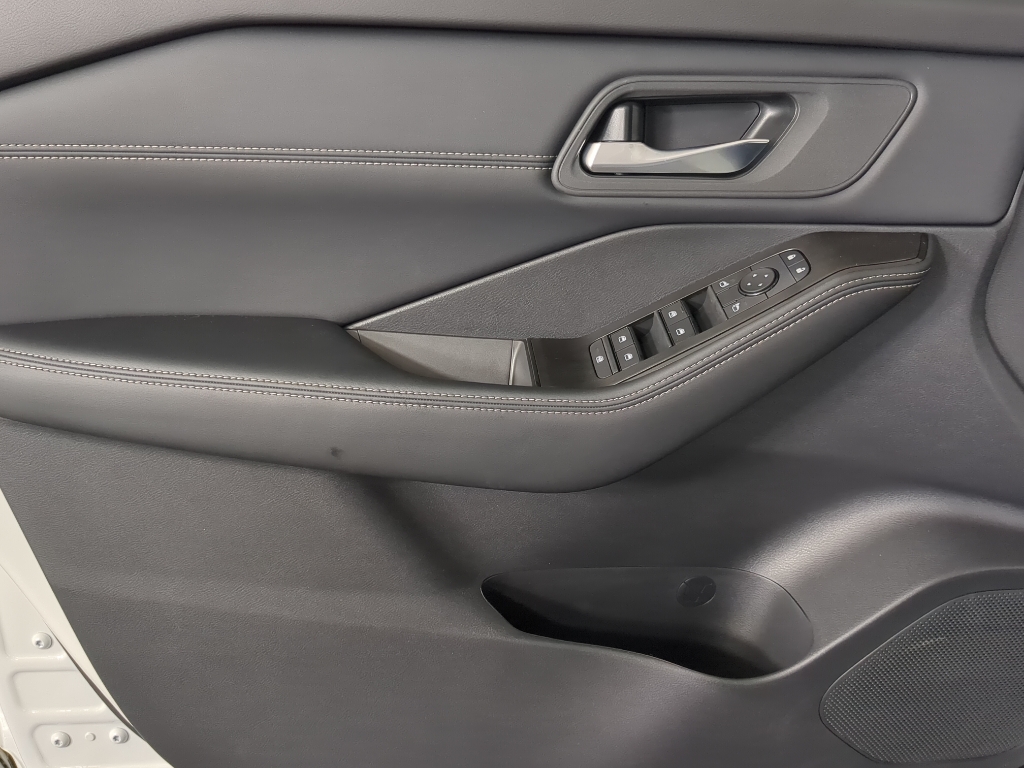 2026 Nissan Rogue SV photo 10