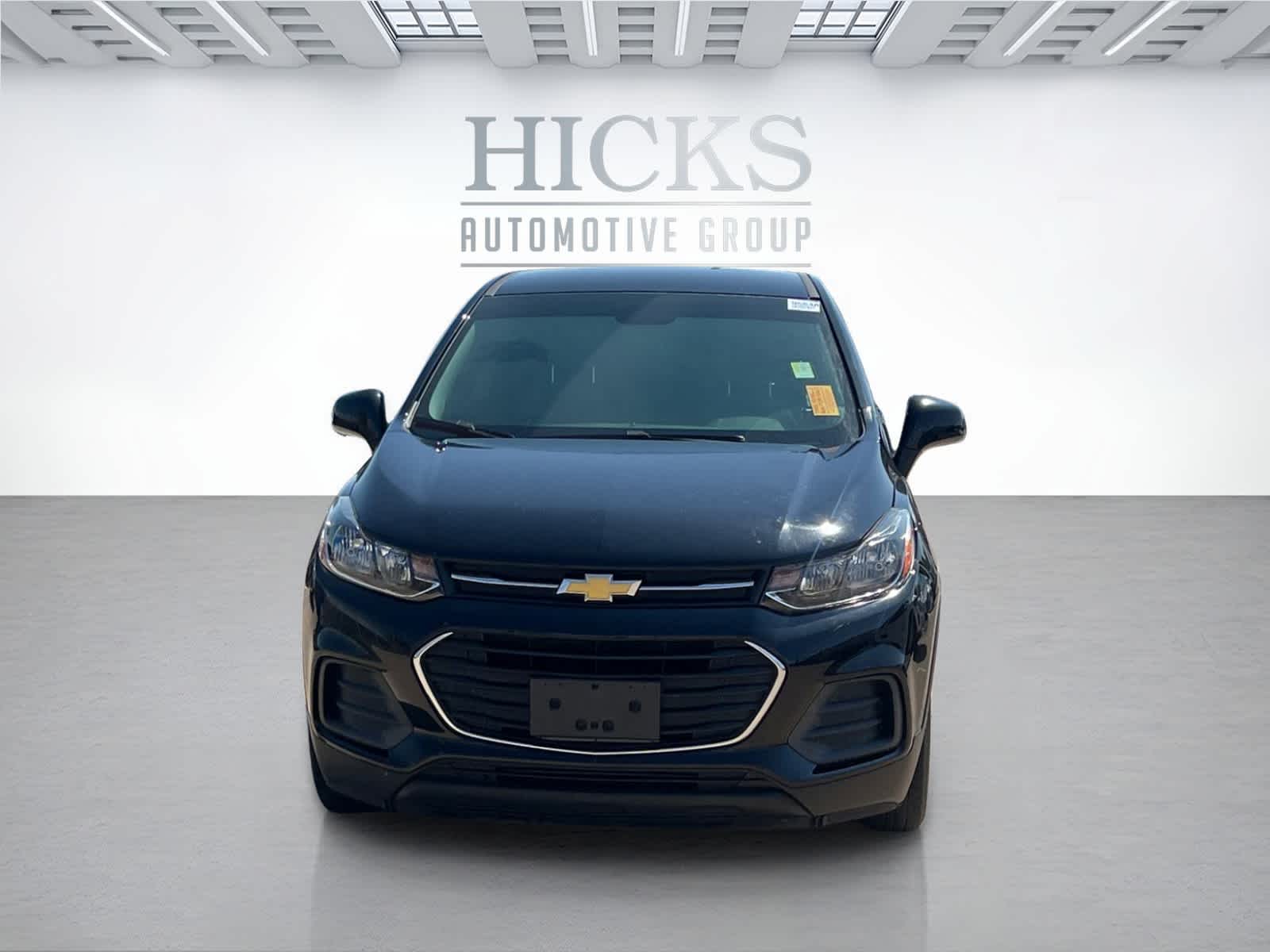 2022 Chevrolet Trax LS photo 2