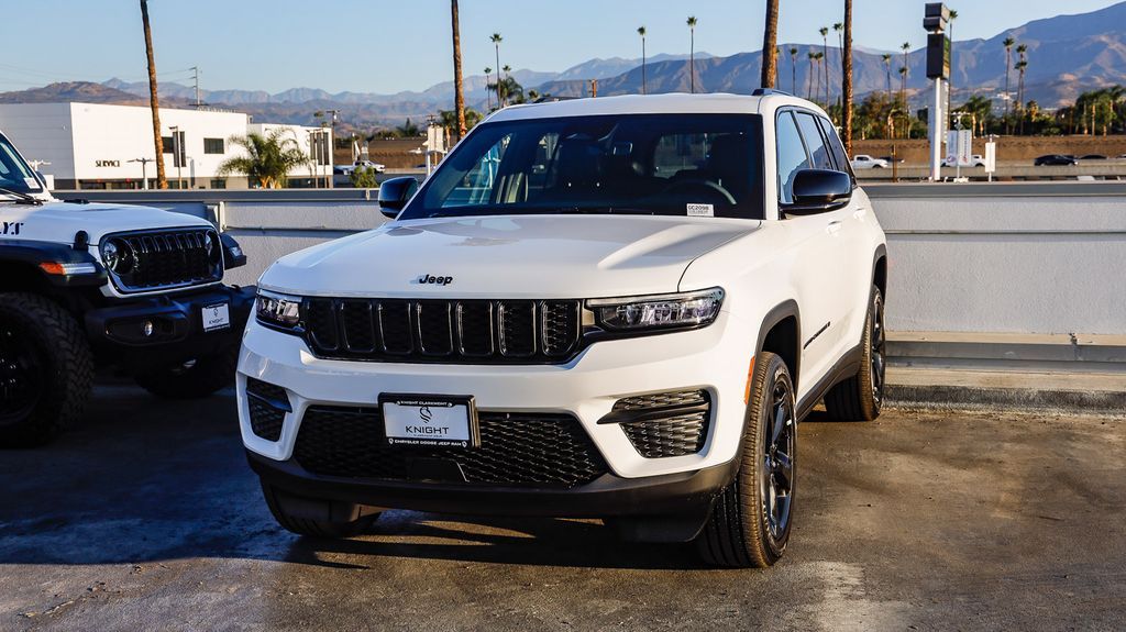 2025 Jeep Grand Cherokee Laredo Altitude photo 4
