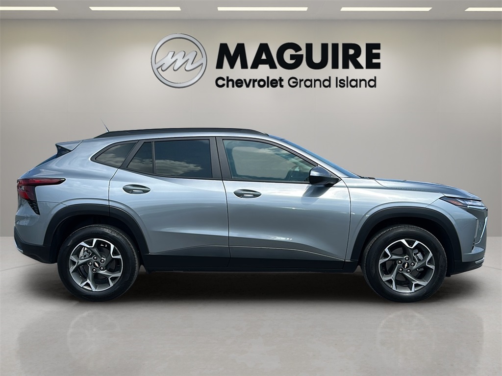 2024 Chevrolet Trax LT photo 2