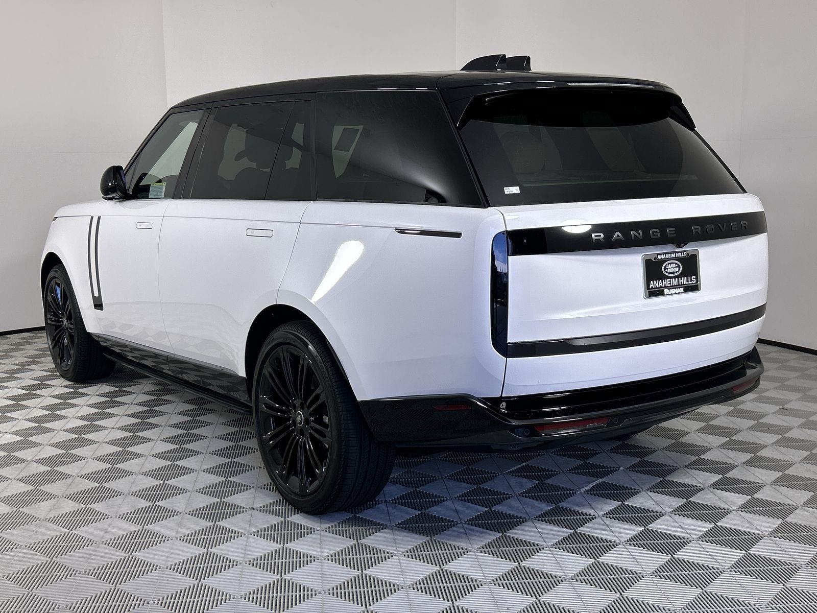 2025 Land Rover Range Rover SE photo 3