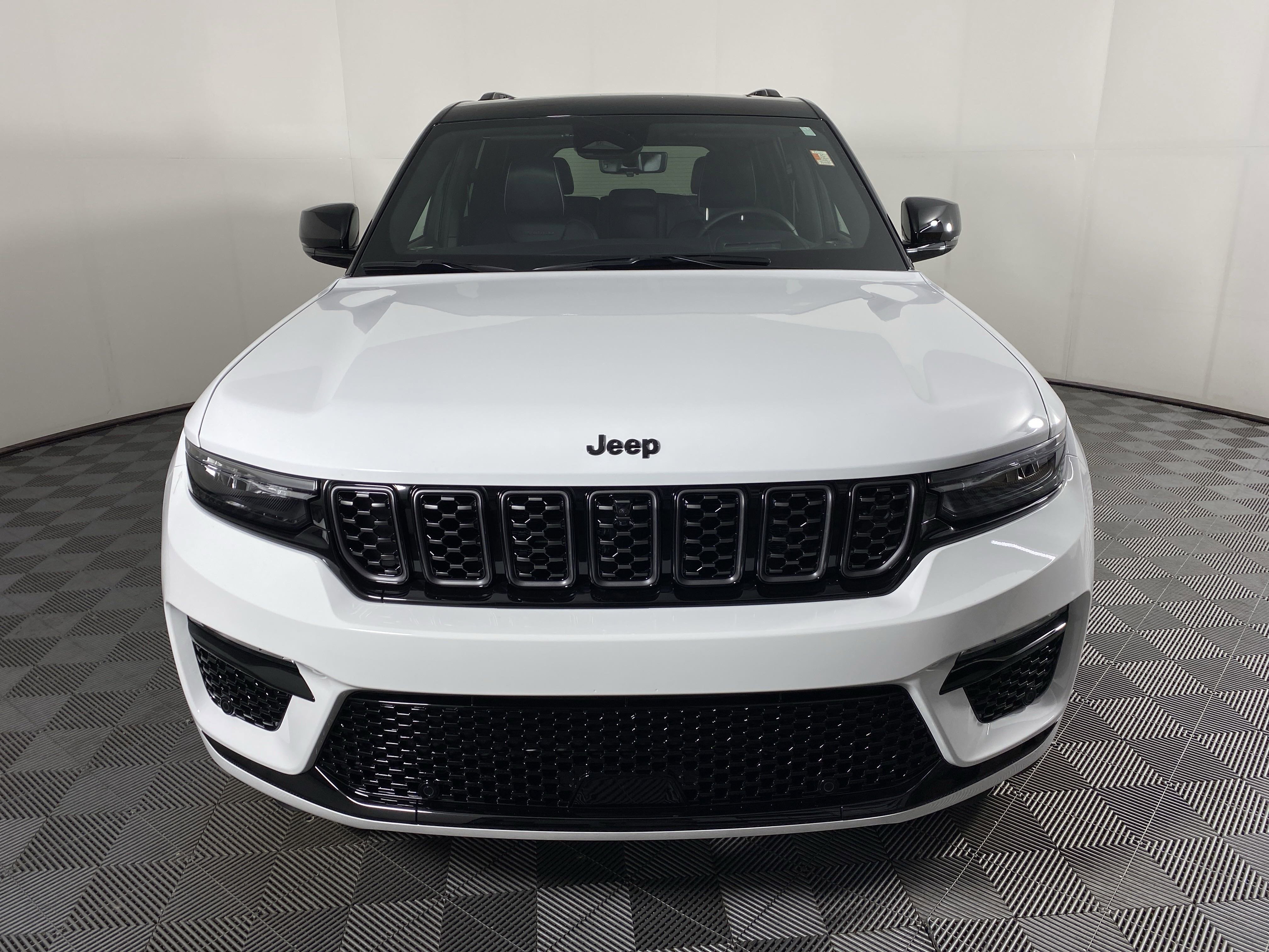 2025 Jeep Grand Cherokee Summit photo 4