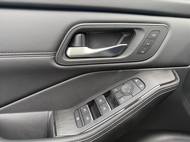 2025 Nissan Rogue SL photo 15