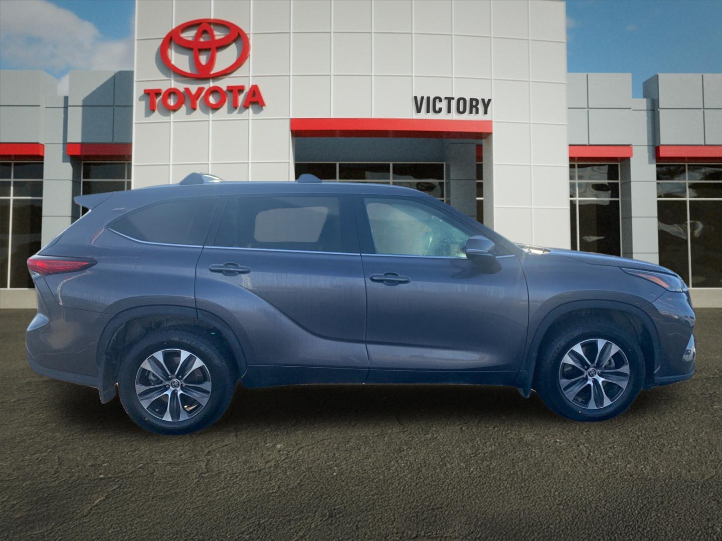 2024 Toyota Highlander XLE photo 2