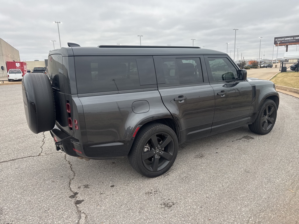 2025 Land Rover Defender 130 X-Dynamic SE photo 4