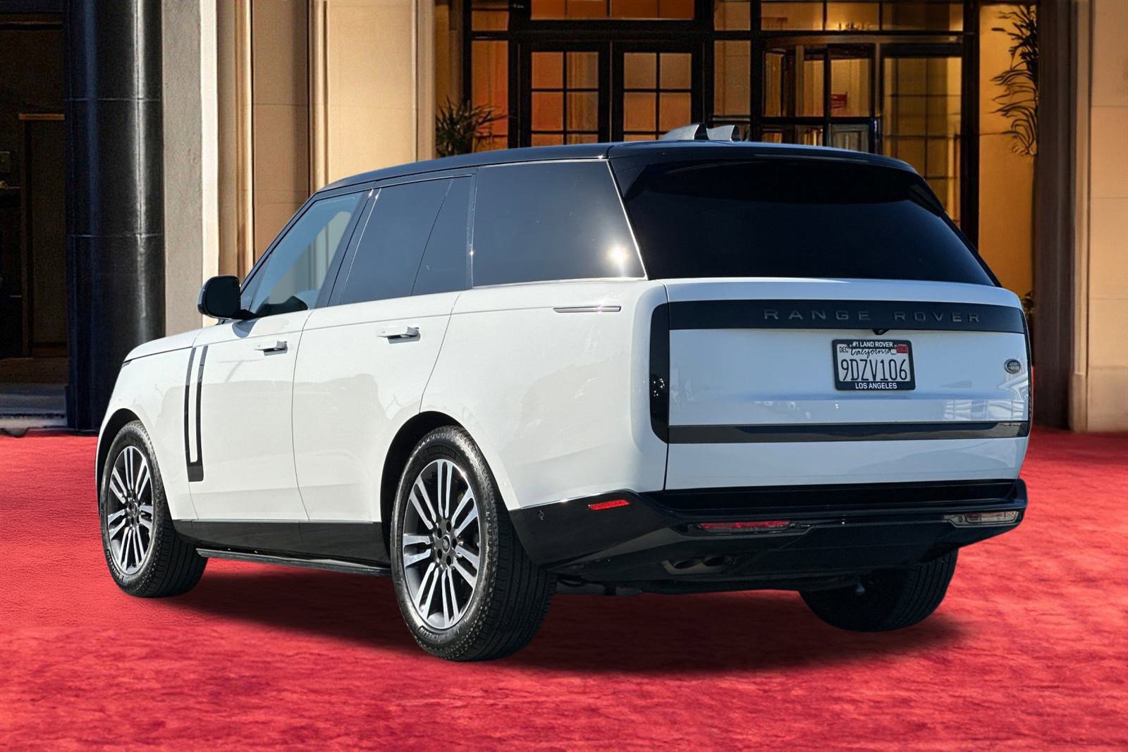 2023 Land Rover Range Rover SE photo 3