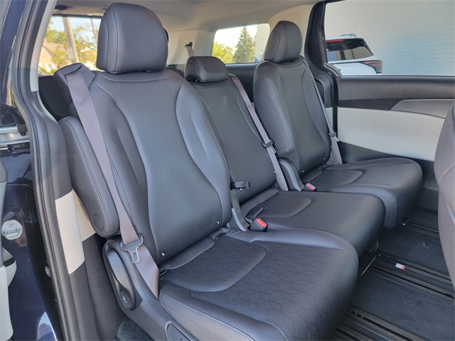 2024 Kia Carnival LX photo 17