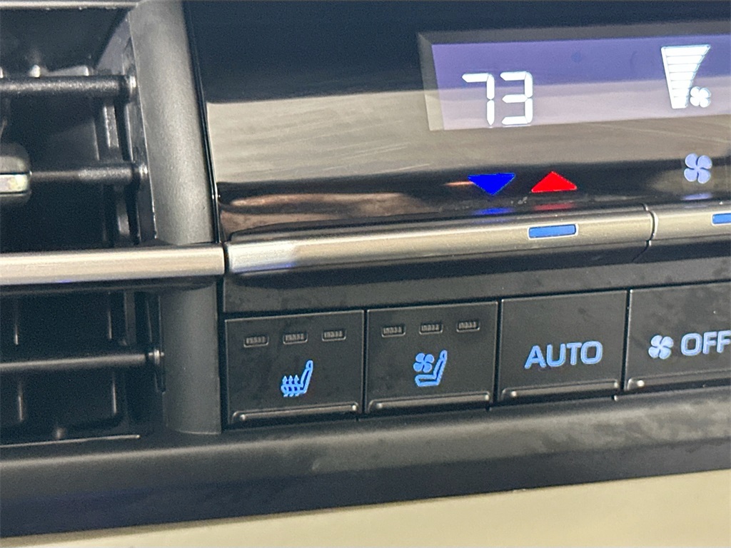 2024 Toyota Sienna Limited photo 23
