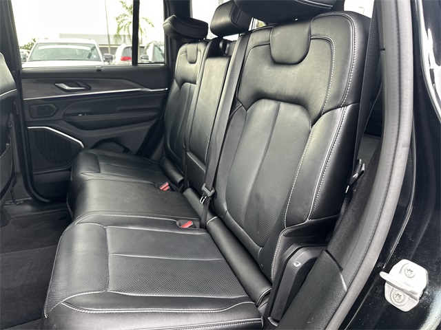 2023 Jeep Grand Cherokee Overland photo 2