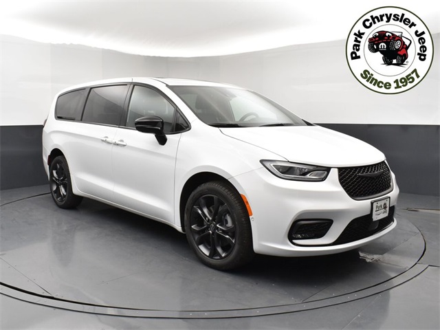 2026 Chrysler Pacifica photo 4