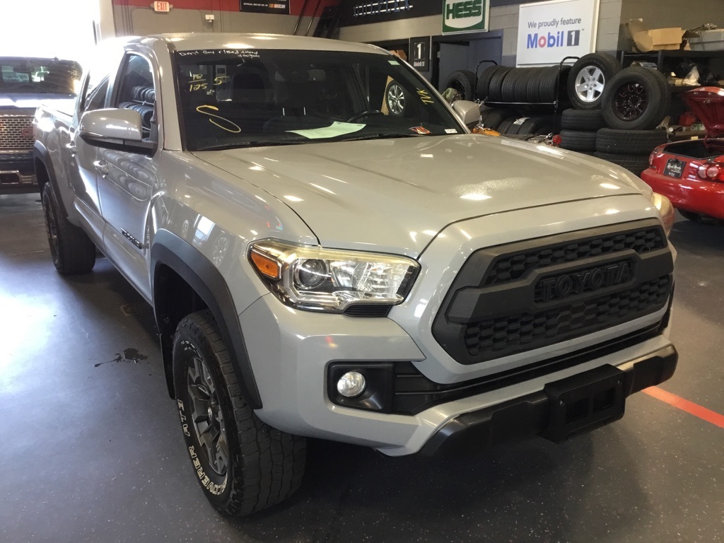 2018 Toyota Tacoma TRD Sport 4x4 photo 2