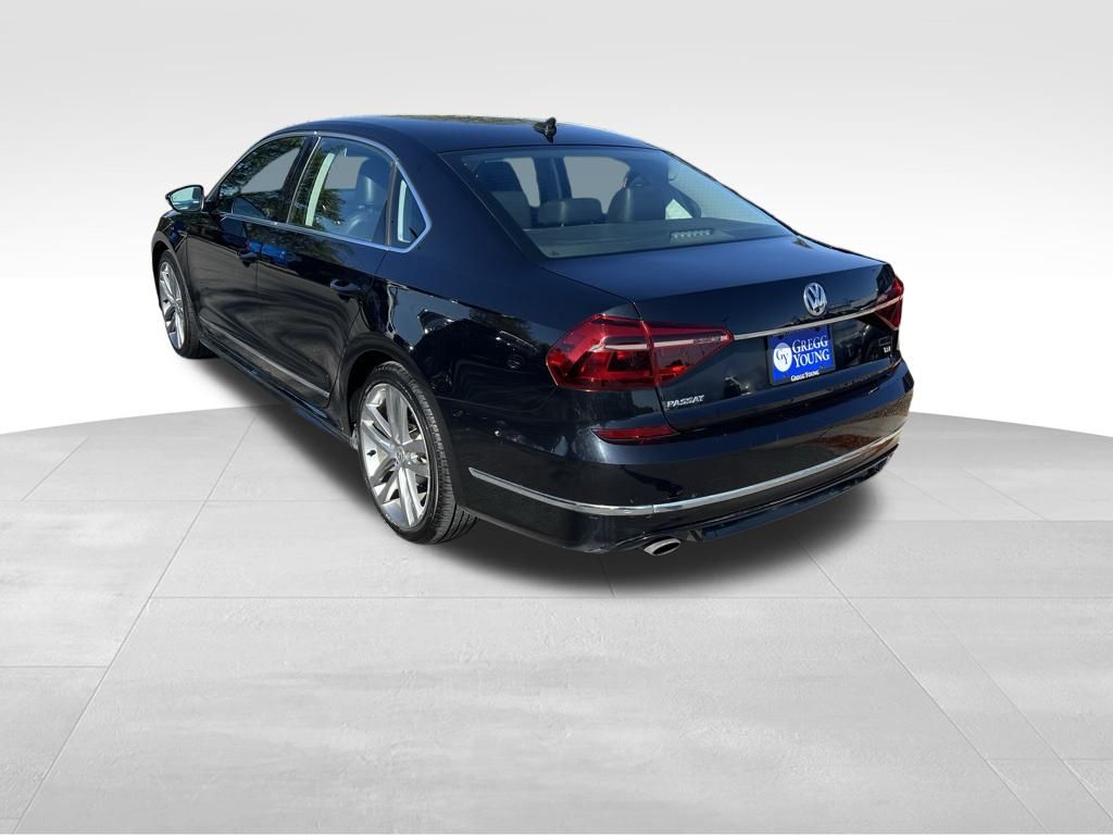 2017 Volkswagen Passat R-Line photo 2
