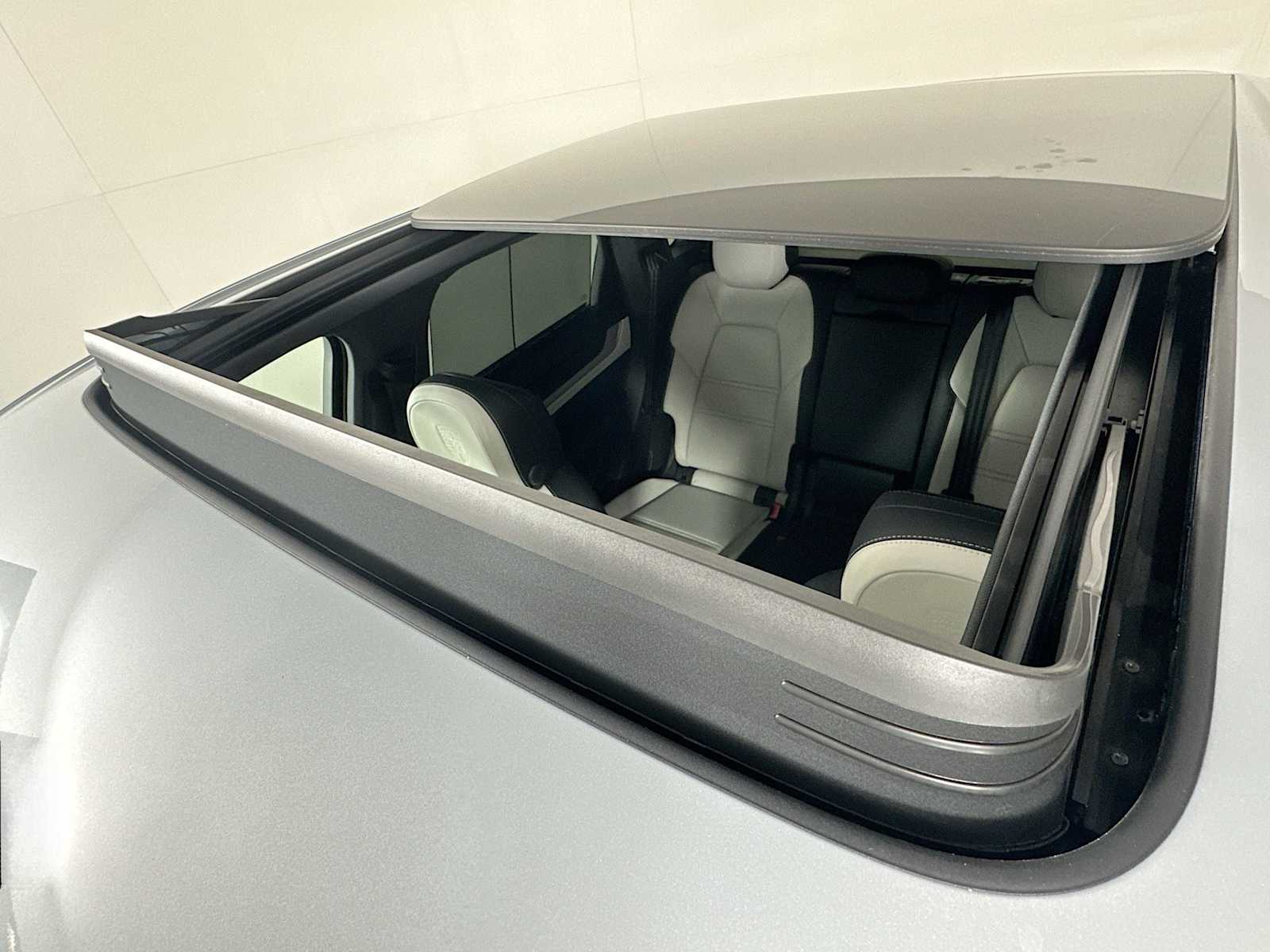 2025 Porsche Cayenne E-Hybrid photo 18