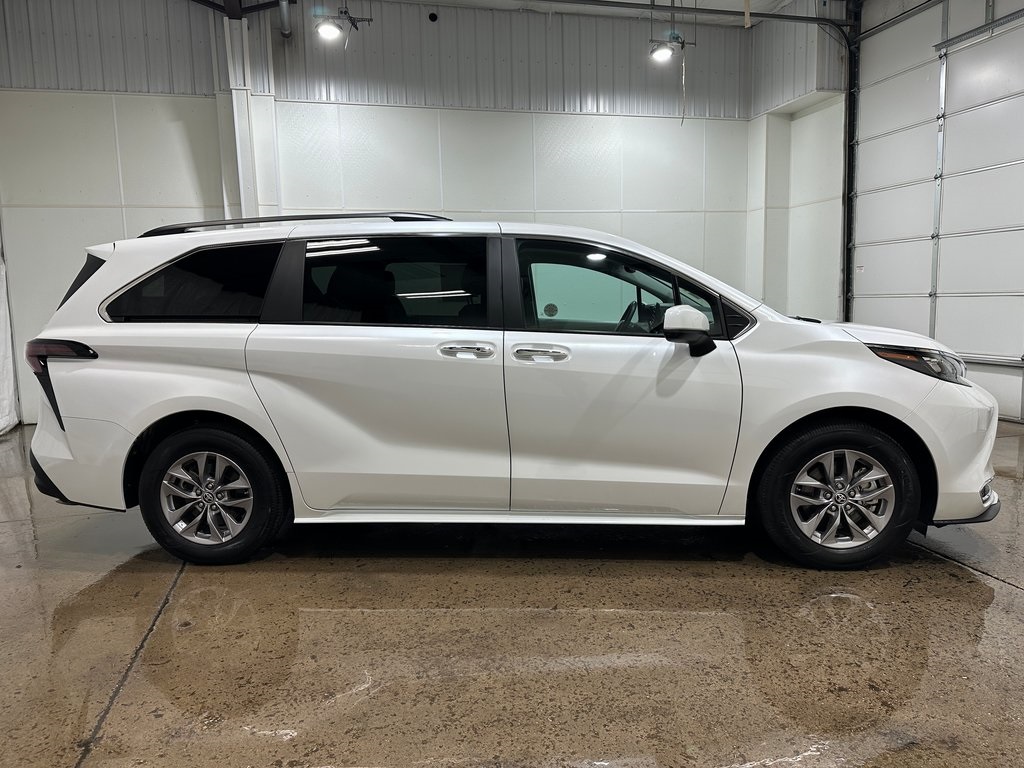 2024 Toyota Sienna XLE photo 3