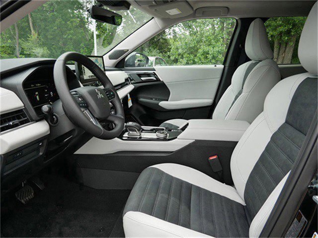 2025 Mitsubishi Outlander SE photo 3