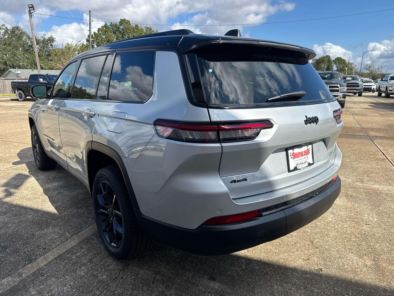 2025 Jeep Grand Cherokee Limited photo 2