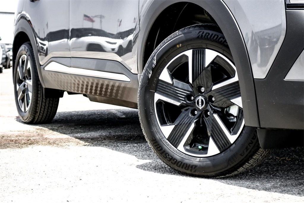 2025 Nissan Kicks SV photo 2