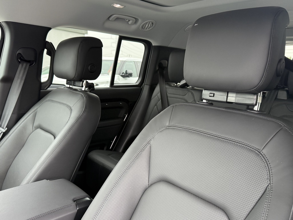 2025 Land Rover Defender 130 S photo 13