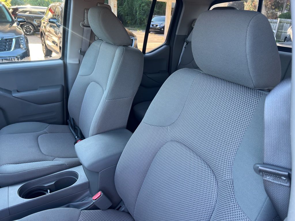 2021 Nissan Frontier Crew Cab photo 2