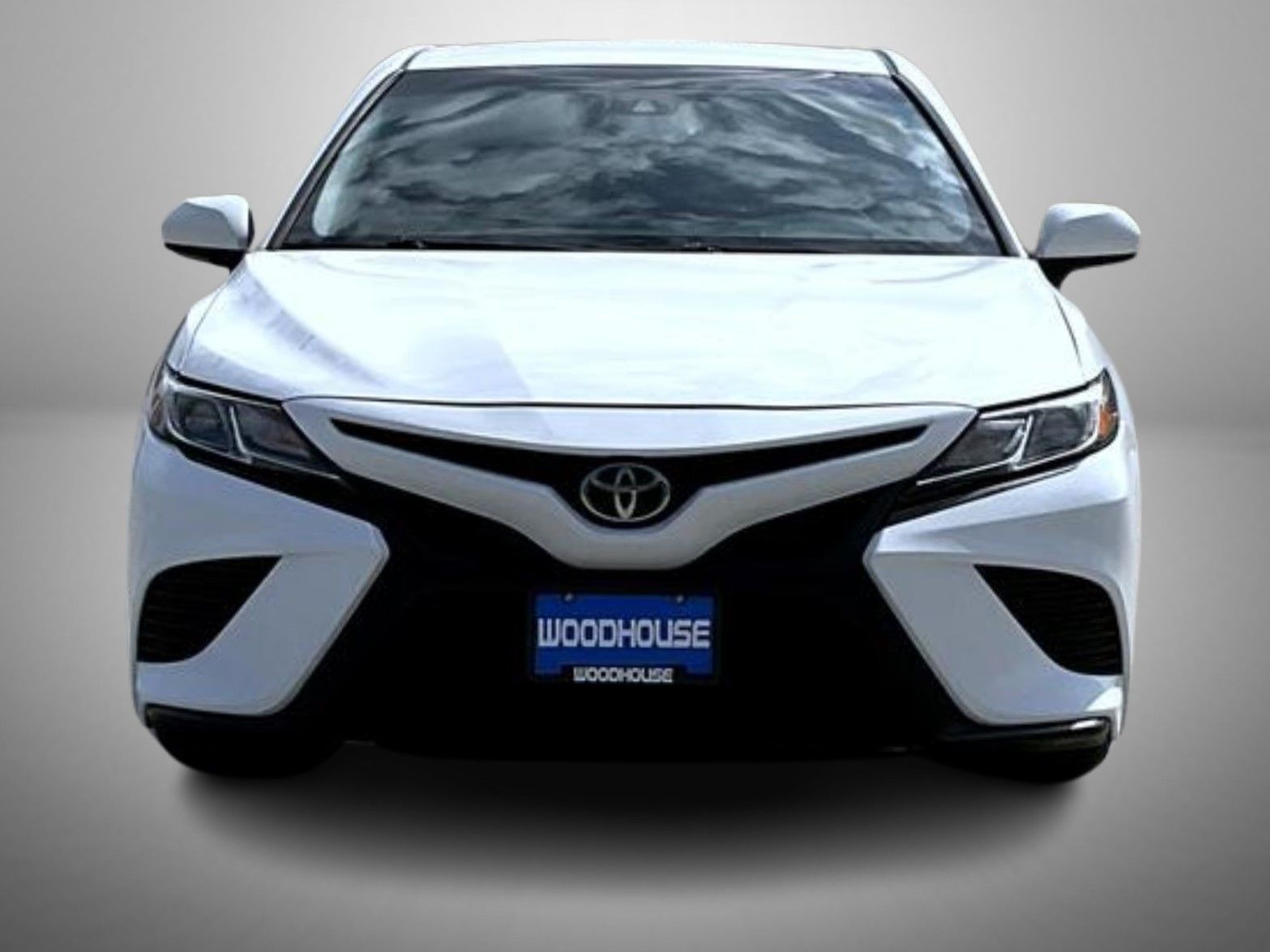 2018 Toyota Camry SE photo 2