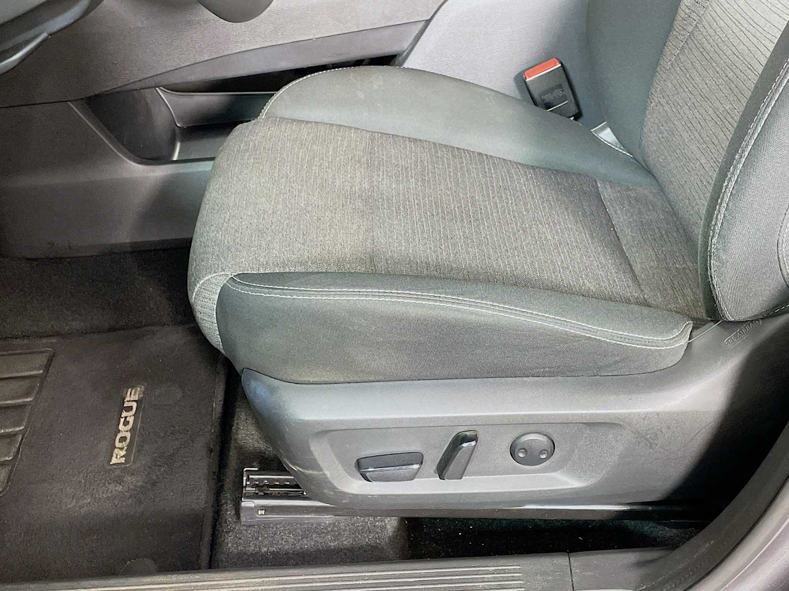 2021 Nissan Rogue SV photo 17