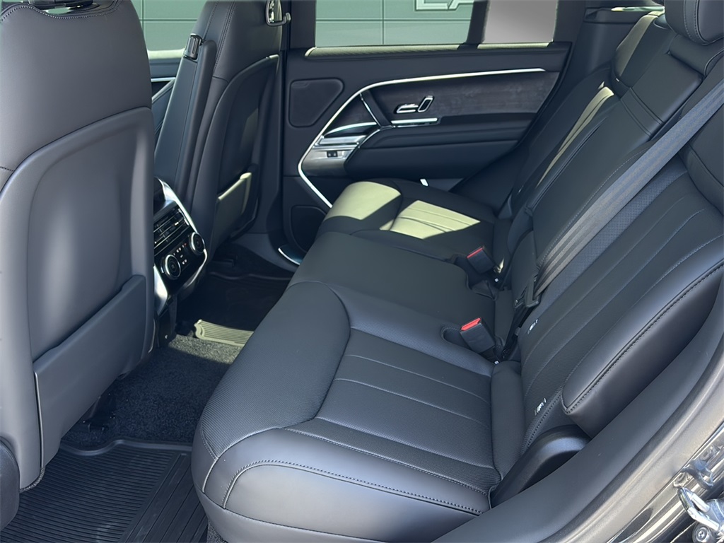 2025 Land Rover Range Rover SE photo 13