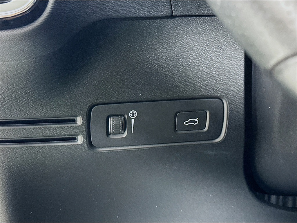 2021 Volvo XC40 R-Design photo 10