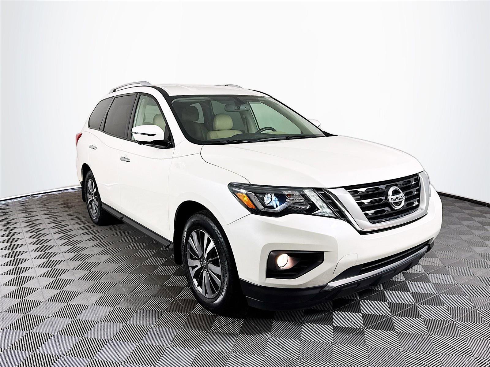 2019 Nissan Pathfinder SL photo 3